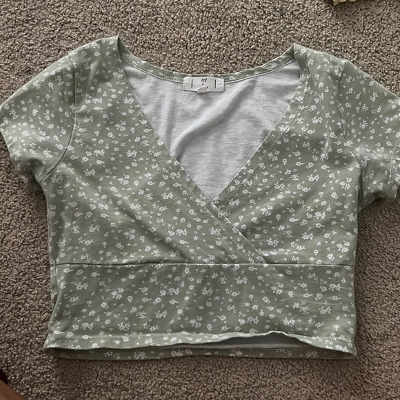 Tilly’s Light Green Low Cut Top - Picture 1 of 3